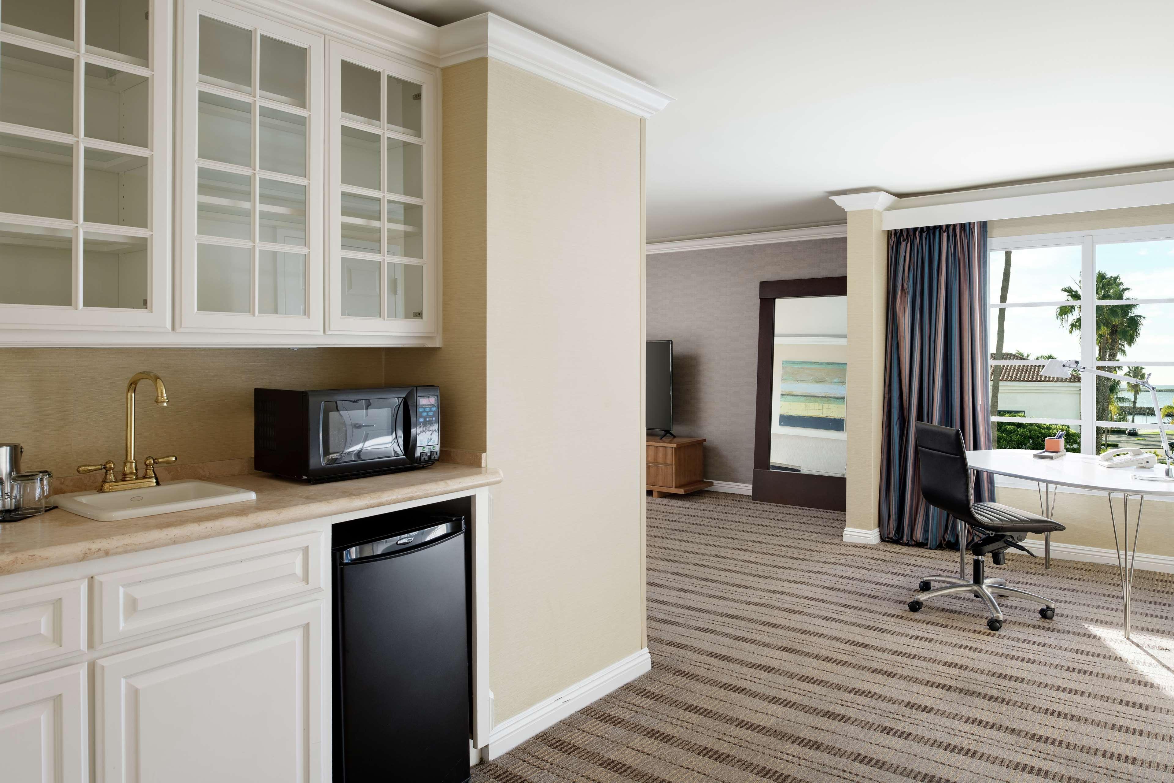 Hotel Doubletree By Hilton San Pedro Long Beach Exterior foto